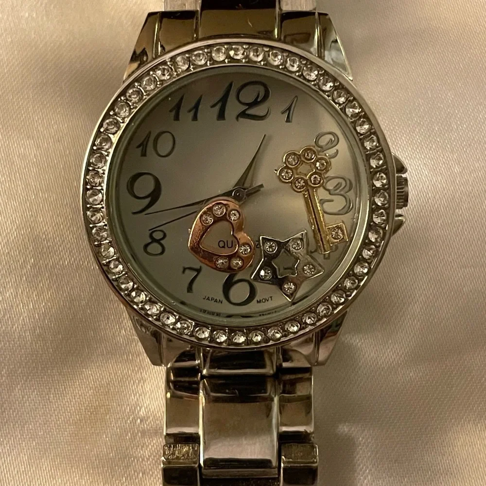 VGC Vintage AVON Floating Charms Silver tone Wristwatch. - Picture 7 of 16